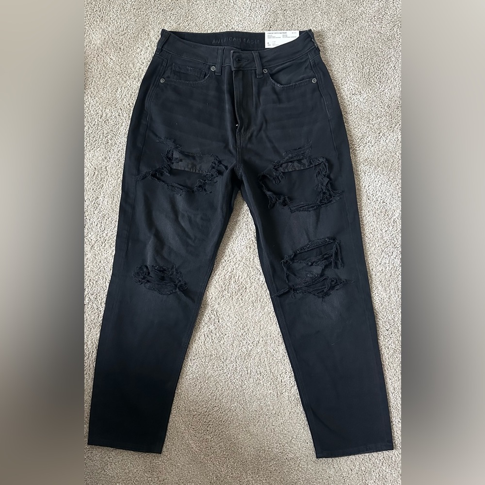 Black distressed American Eagle mom jean size 6 short